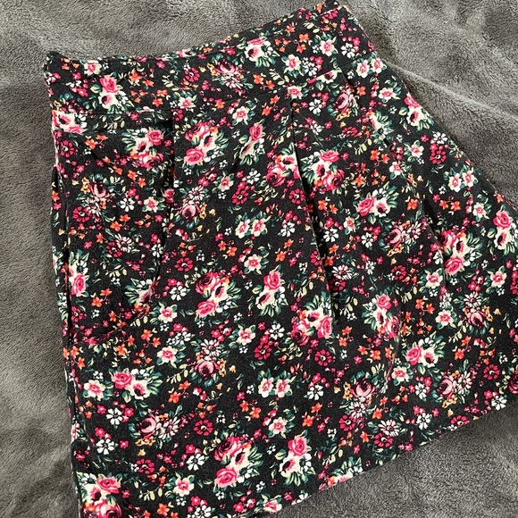 Flowy Floral Short Shorts Size L - Picture 3 of 3